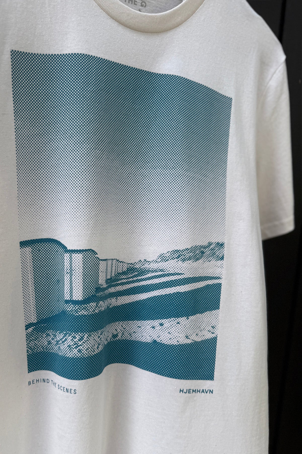 Tee "Behind the scenes"