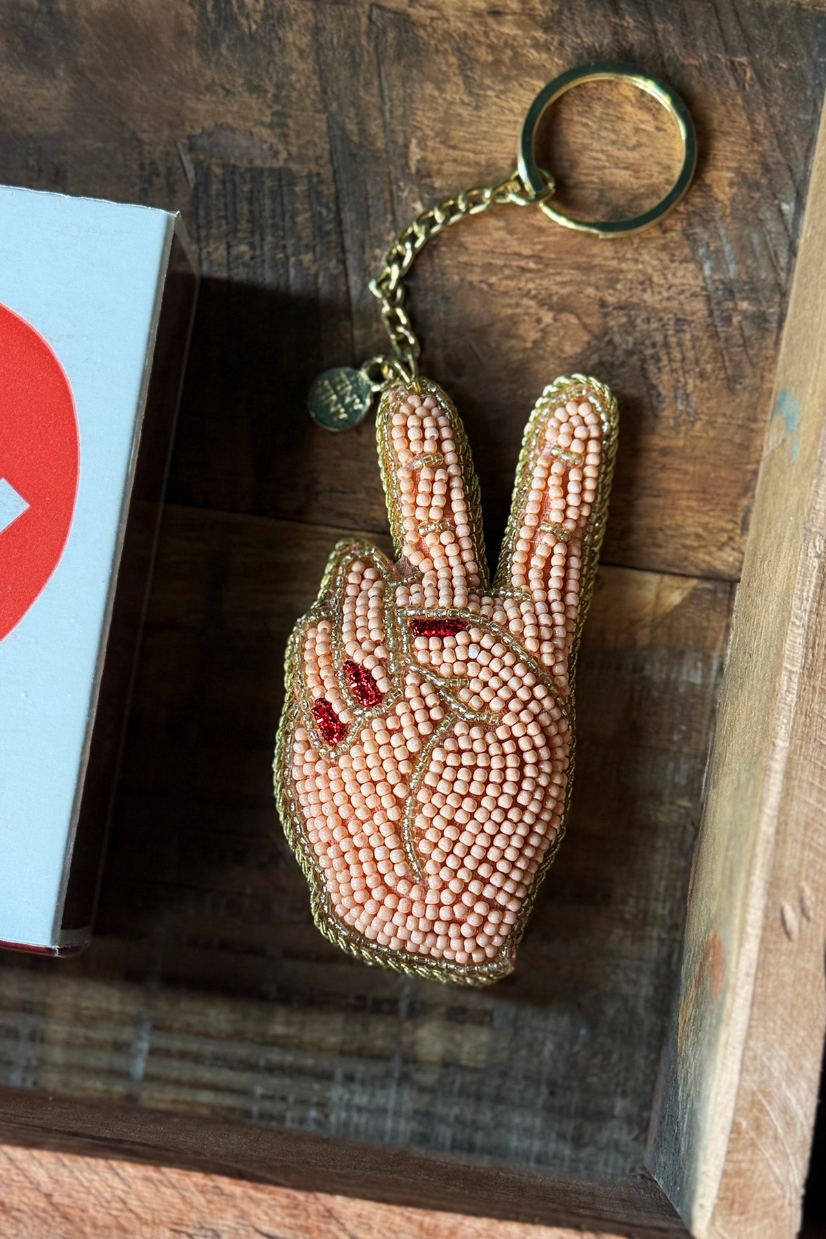 Perlebroderet nøglering "Peace"