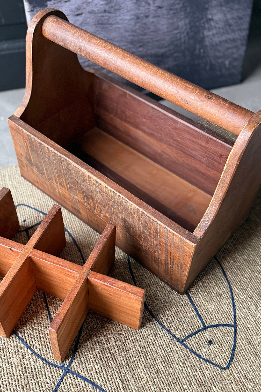 Flaschenhalter aus recyceltem Holz