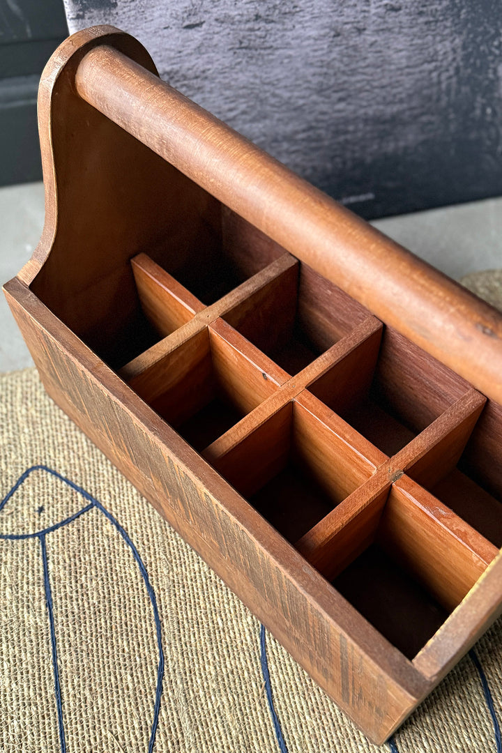 Flaschenhalter aus recyceltem Holz