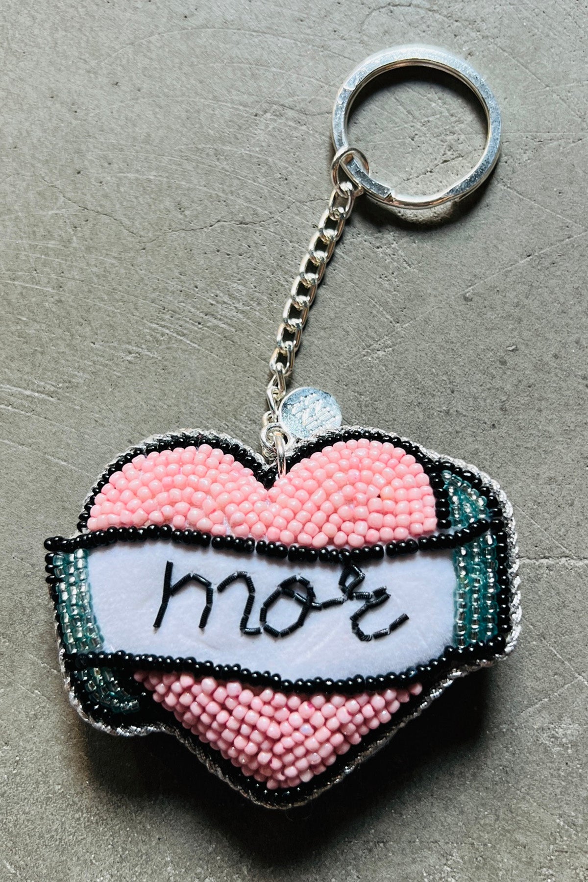 Perlenbestickter Schlüsselanhänger "Mor" (Mutter)