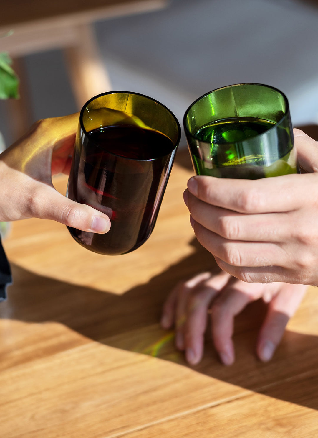 Trinkgläser aus Weinflaschen - Upcycling