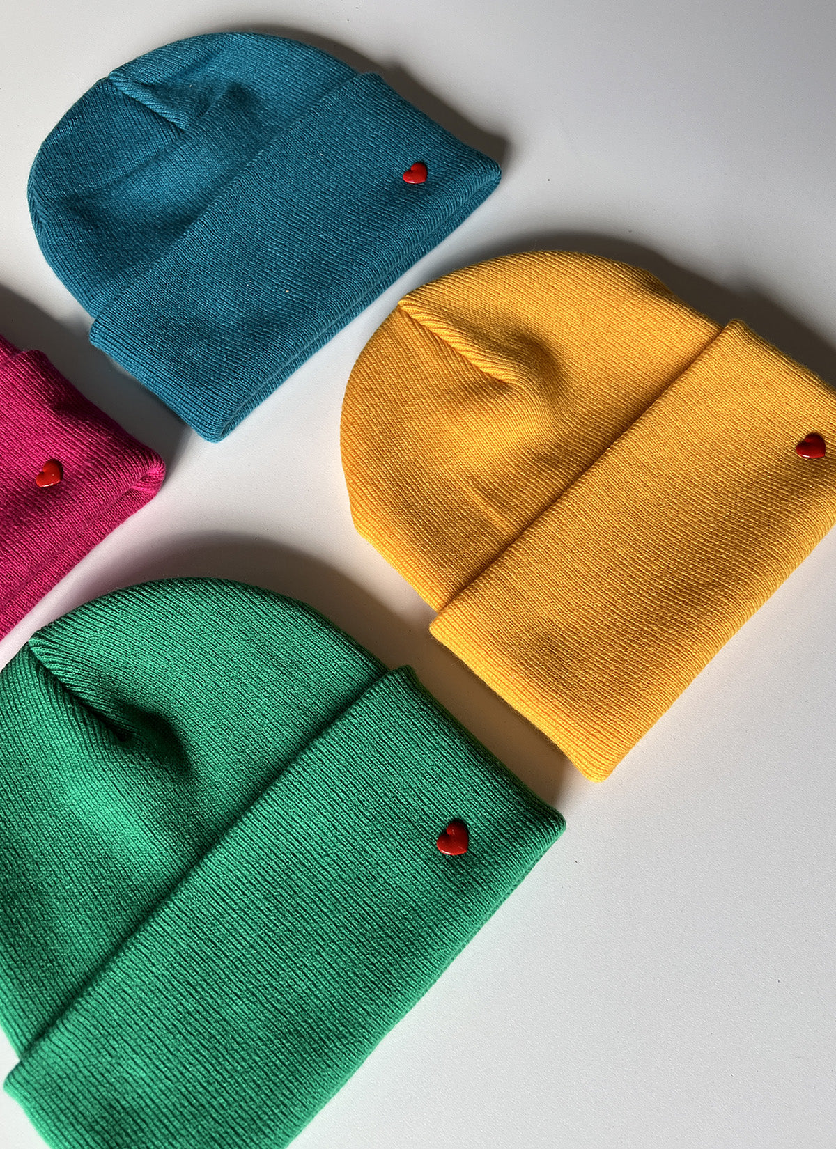 Beanie mit Herz-Pin
