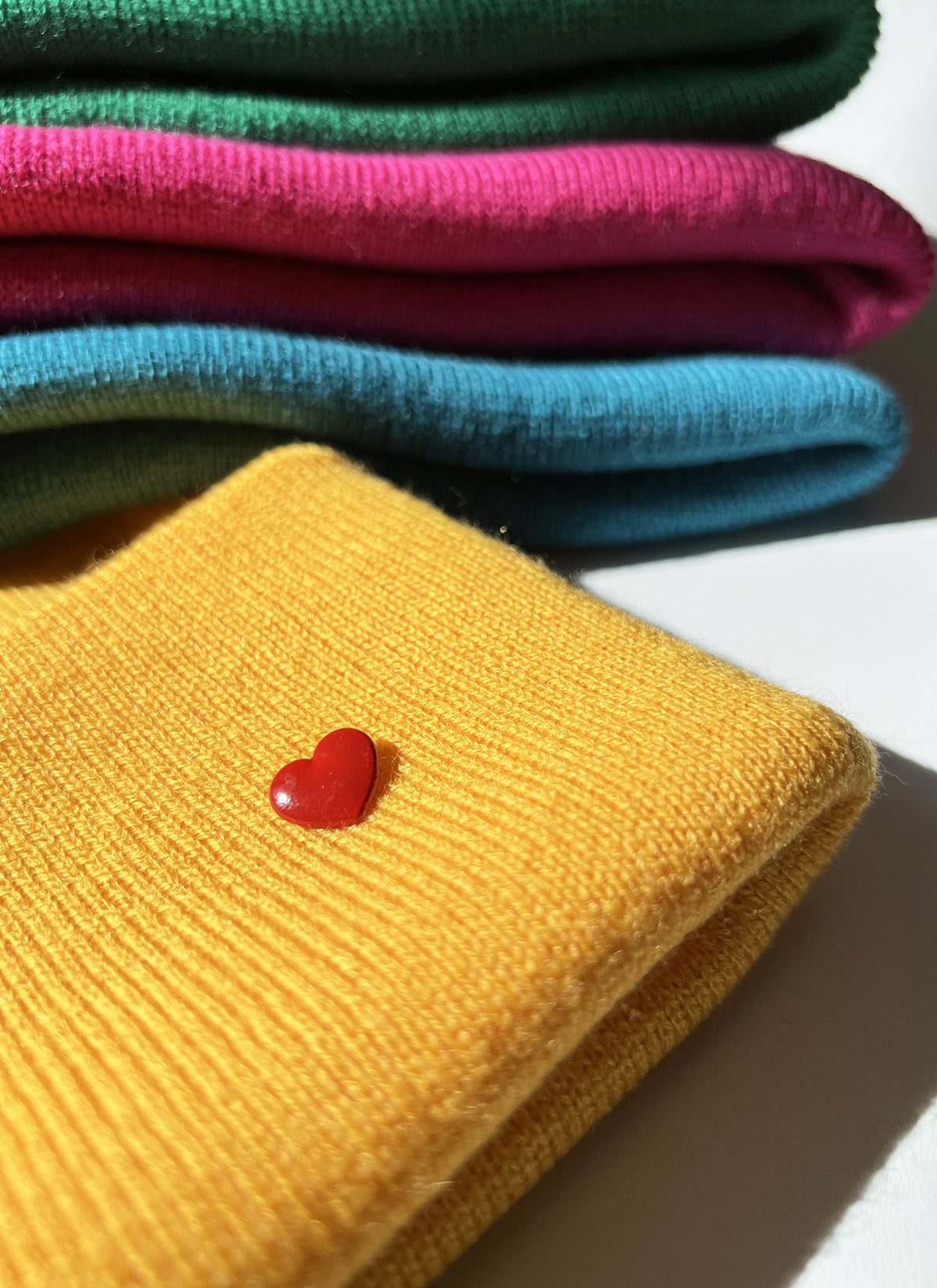 Beanie mit Herz-Pin