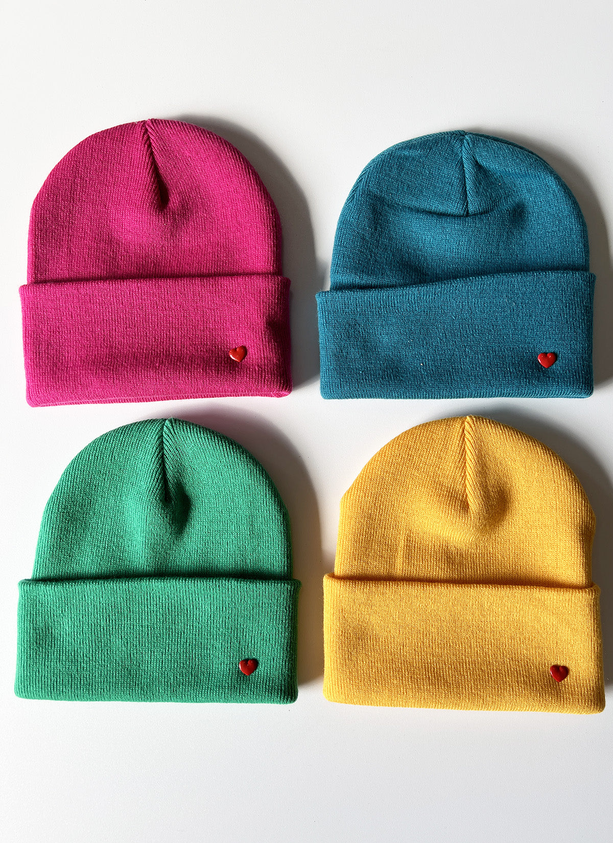 Beanie mit Herz-Pin
