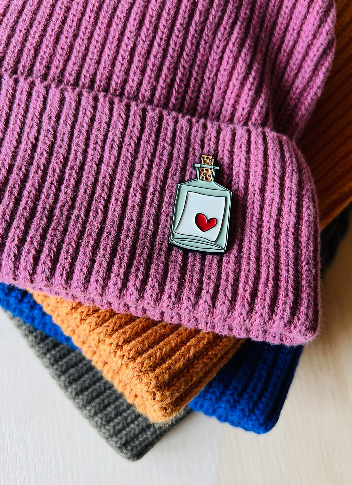 Organic Beanie mit "Flaschenpost"-Pin