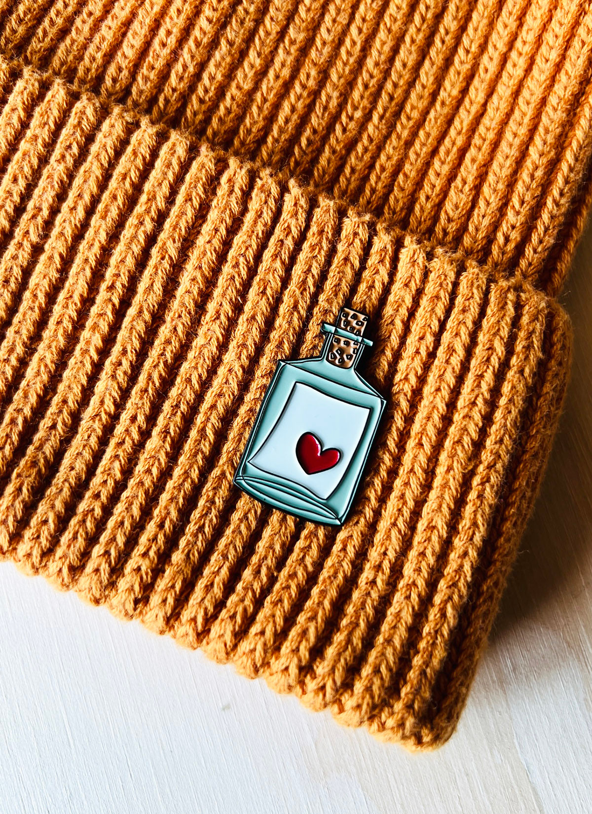 Organic Beanie mit "Flaschenpost"-Pin