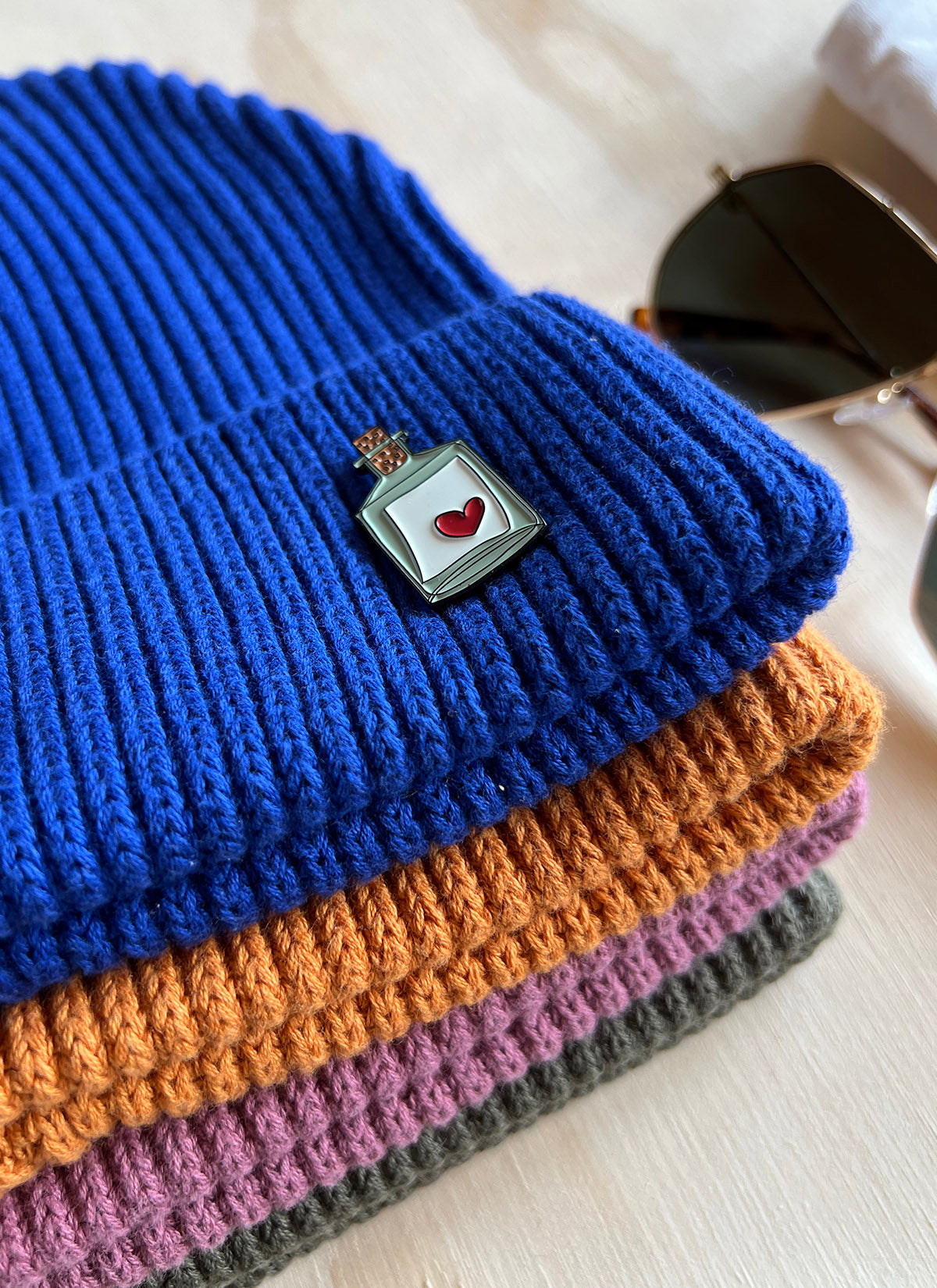 Organic Beanie mit "Flaschenpost"-Pin