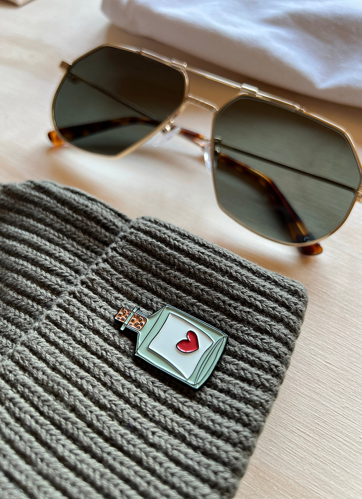 Organic Beanie mit "Flaschenpost"-Pin